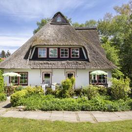 Reetdachhaus nahe der Ostsee mit Sauna und Garten