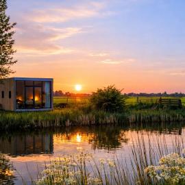 Weidesuite bij Leeuwarden. Natuur en 11stedenwater, hotel v destinácii Weidum
