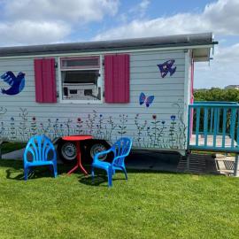 Boerencamping Duinzoomhoeve - Pipowagen, hotel in Den Helder