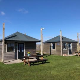 Boerencamping Duinzoomhoeve - Hooiberghut Eba, hotel in Den Helder