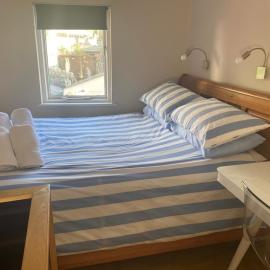 Crows Nest - cosy, tiny cottage, hotel in Castletown