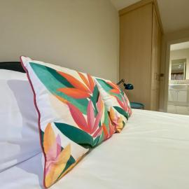 Woking 2-Bed Flat with Balcony, En-Suite and Parking