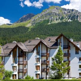 Schweizerhof Ferienwohnungen Lenzerheide 1, хотел в Лензерхайде