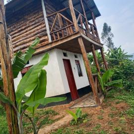 Weaver Bird Hostel, מלון בRubanda