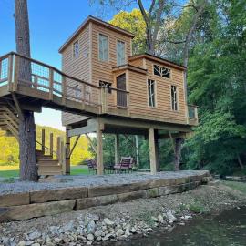The Royal Roost Treehouse, hotel u gradu Lewisville