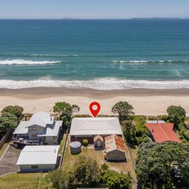 Poppy's Beach House - Beachfront Whangapoua Home, hotel di Whangapoua