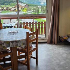 Studio lumineux et cosy avec vue montagne 7è étage, Hotel in Superdevoluy