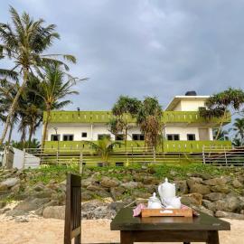 Hirun Beach Hotel โรงแรมในDewagoda
