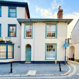 2 Bedroom Character Home in Central Topsham, hotel in Topsham