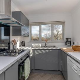 Modern 4BR House WorkStay, Private Parking and Office, Ideal for Long Stays