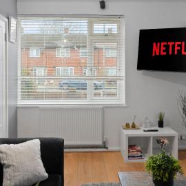 Comfort Meets Style, 4-Bedroom Home, Greenwich, Parking, Sleeps 11! Contractor & Group Friendly!