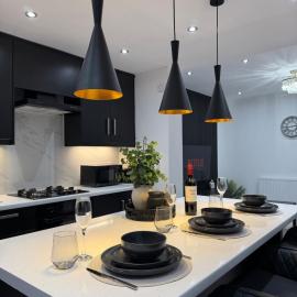 Modern 4 Bedroom Home, Sleeps 8, Private Parking