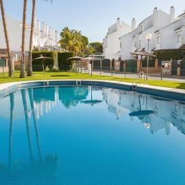 Preciosa casa con piscina, pádel y golf, hotelli kohteessa El Portil
