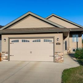 Spacious 4BR with King Suite - Garage - Netflix