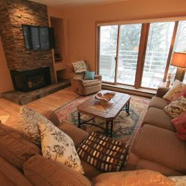 Main Street Luxury- Downtown with Hot Tub + Trails
