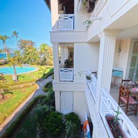 La Dolce Vita Beachfront Apt 9