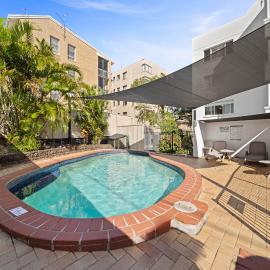 Spacious 3 Bedroom Delight - Shops & Beaches ZG1, Hotel in Caloundra