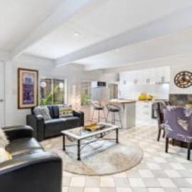 Kays Place - Oceanfront 3BR Getaway near Portland، فندق في Allestree