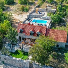 Holiday home Green Paradise with pool, hotel u gradu Zmijavci