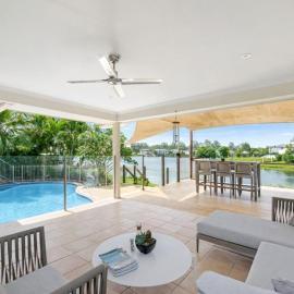 Serene Lakefront Villa, Westlake, Brisbane، فندق في Westlake