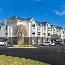 Days Inn & Suites by Wyndham Brandon Amphitheater, hotel in Brandon