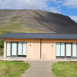 Systrakot - Studio Apartments، فندق في Talknafjordur