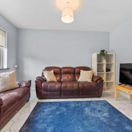 Well-Located 5-Bed Home in Enfield, hotel en Enfield