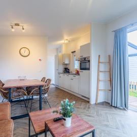 Welcome in - Chalet 'Schelp' - Camping Duinhoeve Zeeland | omheind en licht | Huisdiervriendelijk, Hotel in Burgh-Haamstede