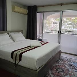 Beachfront Hotel Cha Am, hotel in Cha Am