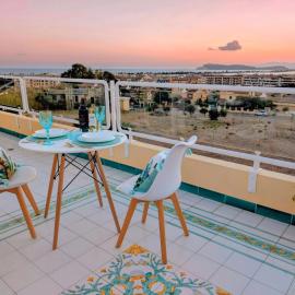 Oasis on the Gulf with a Sea View - Unique Roof Top Condo, hotell i Quartu SantʼElena
