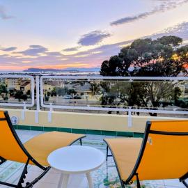 Oasis on the Gulf with a Sea View - Unique Roof Top Condo, hotel Quartu SantʼElenában