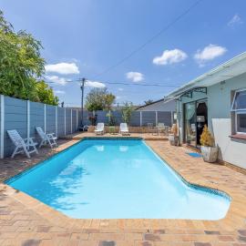 15min to V&A Waterfront, 5min to Canal Walk & 5min to Grand West Casino, Hotel in Cape Town