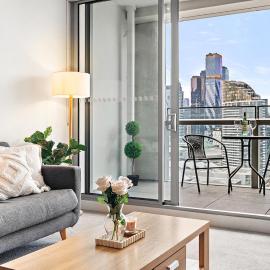 Modern Docklands 2B1B APT - City View , Pool, Gym, Free Parking