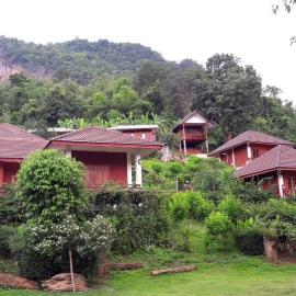 Saen Kam Resort, hotelli kohteessa Ban Tham