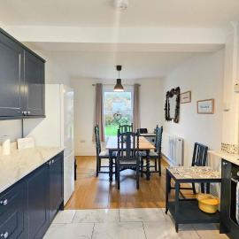 BrynView - 3 Bedroom Holiday Home - Reynoldston, hotelli kohteessa Reynoldston