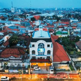 Front One Hotel Mesir Surabaya
