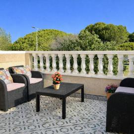 Casa Moolio - Private Holiday Home with Pool Access, Walk to Beach & Restaurants, hotel in Los Alcázares