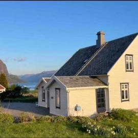 Oanes House, hotel i Lii