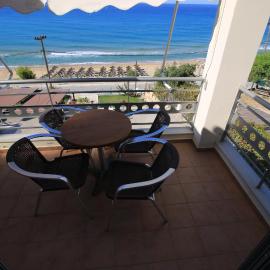 Platis-Gialos apartments, hotel v mestu Loutsa