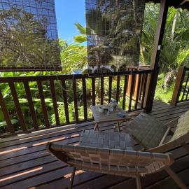 Bungalow dans un jardin tropical