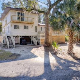 The Ugly Dolphin a Stylish Home for 12, hotel in Edisto Island