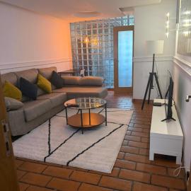 Elegant Getaway - Spacious 3 Bedroom Apartment -Lisbon Baixa da Banheira, Hotel in Lavradio