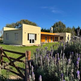 Hospedaje El Paraiso, habitaciones privadas, zona balneario, con wifi, parque, parrillas y estacionamiento, hotel en Laprida