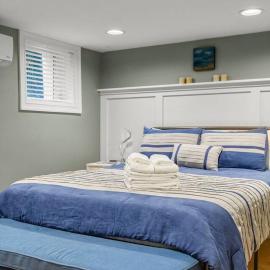 West End 2 BR w/ Parking + Private Patio + Grill, Hotel in Provincetown