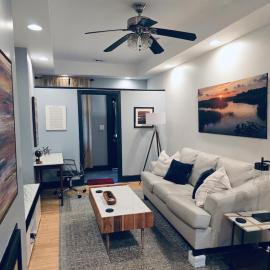 Awesome Downtown Condo with Pool!, hotell sihtkohas Savannah