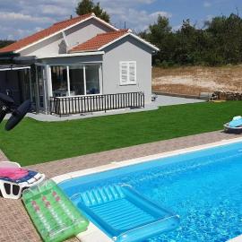 Nane Garden house with heated pool, מלון בMirce