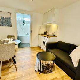 Stylish private-entrance studio with bath and shower near Nijmegen Centre and Arnhem Zuid