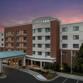 Courtyard Greensboro Airport, hotel en Friendship