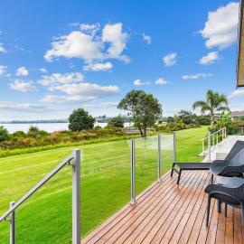 Beachfront Escape - Snells Beach Holiday Home, hotel in Snells Beach