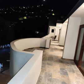Flamboyant Residence #46, 2BR- 2BA Apartment, hotel em Koolbaai